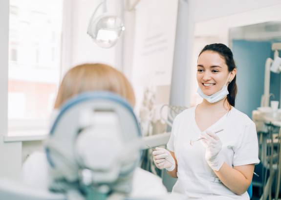 Junge MFA behandelt Patientin